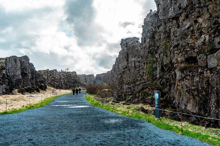 Four Day Iceland Tour: Golden Circle, South Coast, Volcano Hike and Aurora (6/12)