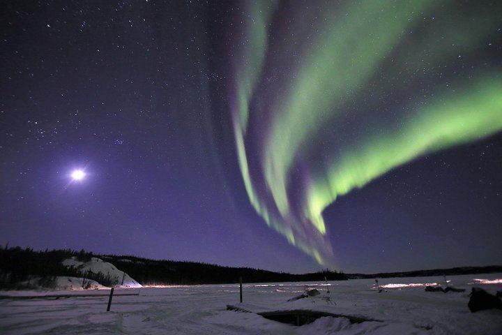 Northern Lights Bus Tour on the Ingraham Trail from Yellowknife (10/12)