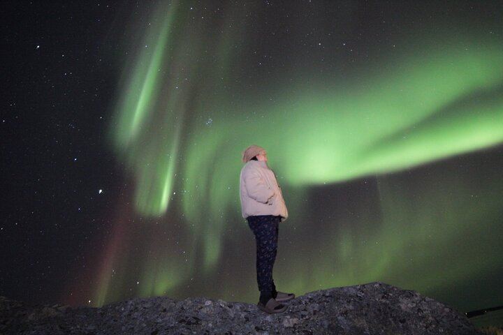 Yellowknife Aurora Hunting by Bus with Wilderness First Aid Guides (1/12)