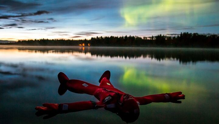 Aurora Floating in Rovaniemi: Watch the Sky from Open Water (4/6)