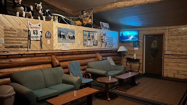 Aurora Viewing at Aurora Husky Lodge with a Ridge Top View (4/12)