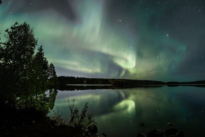 Autumn Aurora Picnic by Open Fire near Rovaniemi (6/6)