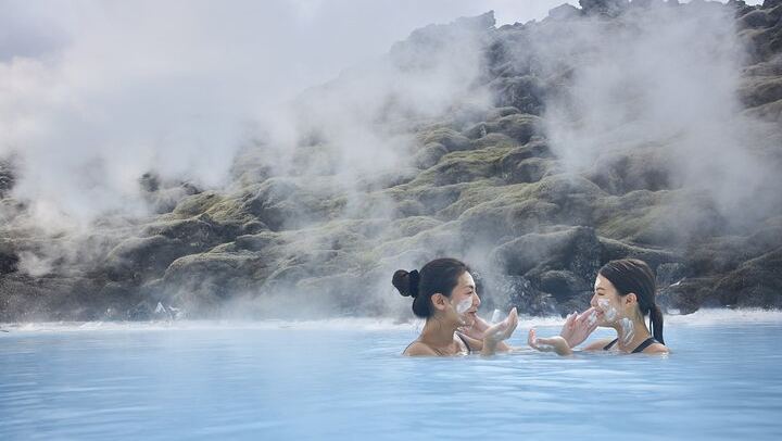 Blue Lagoon Comfort Entry and Northern Lights Hunt from Reykjavík (3/11)