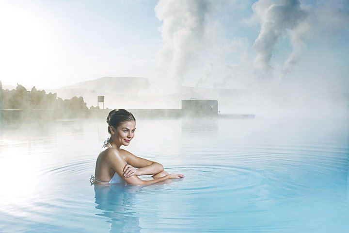 Blue Lagoon Comfort Entry and Northern Lights Hunt from Reykjavík (7/11)