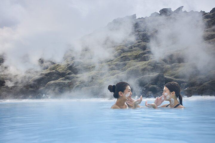 Blue Lagoon Comfort Entry and Northern Lights Hunt from Reykjavík (3/11)