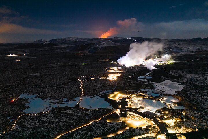 Blue Lagoon Comfort Entry and Northern Lights Hunt from Reykjavík (5/11)