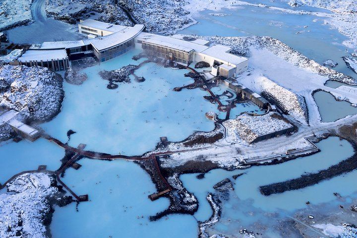 Blue Lagoon Comfort Entry and Northern Lights Hunt from Reykjavík (11/11)