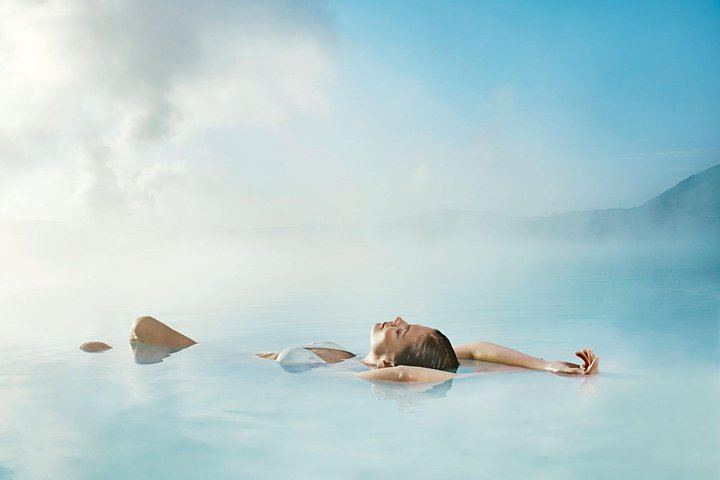 Blue Lagoon Comfort Entry and Northern Lights Hunt from Reykjavík (9/11)