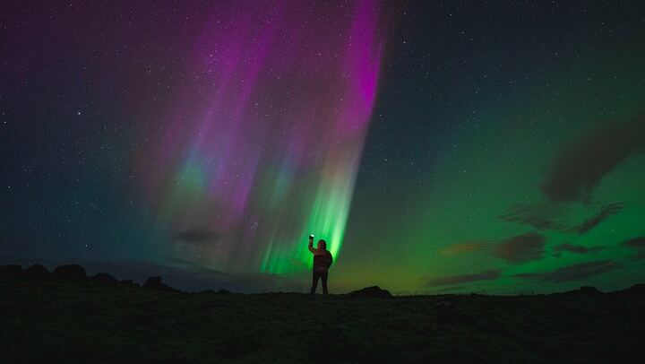 Die Lavagrotte Raufarhólshellir bei Nacht und das Nordlicht von Reykjavík aus (3/11)