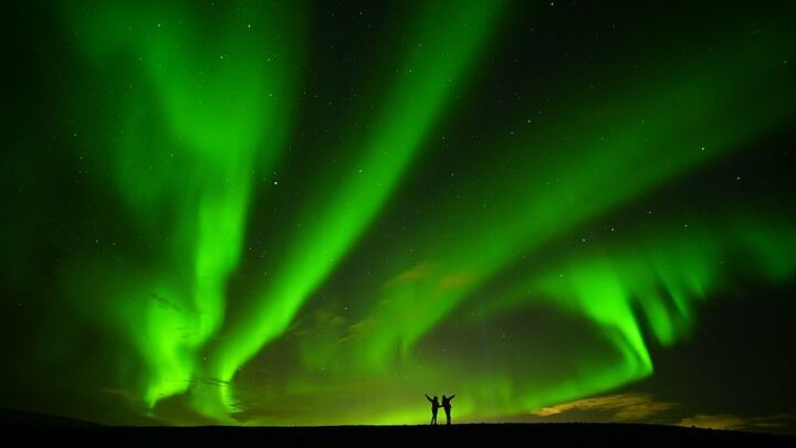 Die Lavagrotte Raufarhólshellir bei Nacht und das Nordlicht von Reykjavík aus (2/11)