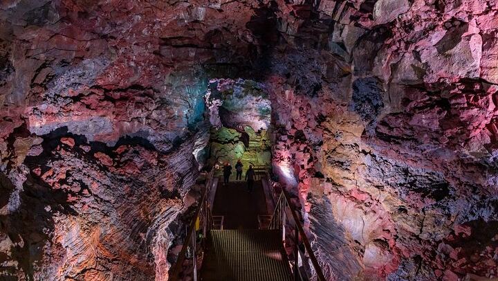 Die Lavagrotte Raufarhólshellir bei Nacht und das Nordlicht von Reykjavík aus (1/11)