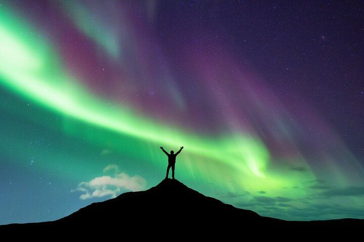 Die Lavagrotte Raufarhólshellir bei Nacht und das Nordlicht von Reykjavík aus (9/11)