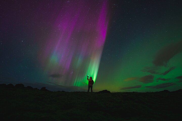 Die Lavagrotte Raufarhólshellir bei Nacht und das Nordlicht von Reykjavík aus (3/11)