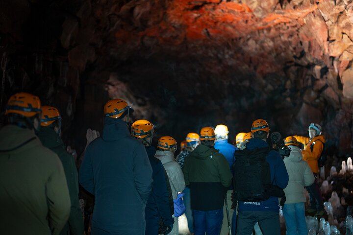 Die Lavagrotte Raufarhólshellir bei Nacht und das Nordlicht von Reykjavík aus (6/11)