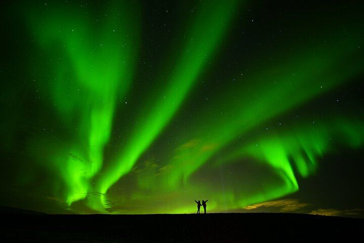 Die Lavagrotte Raufarhólshellir bei Nacht und das Nordlicht von Reykjavík aus (2/11)