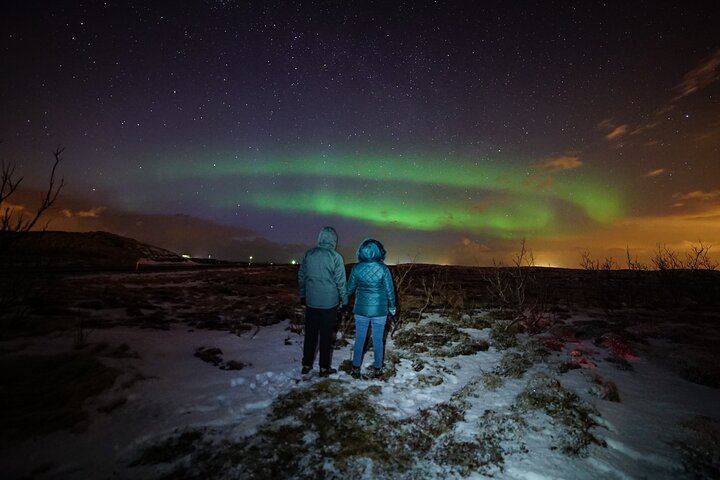 Die Lavagrotte Raufarhólshellir bei Nacht und das Nordlicht von Reykjavík aus (5/11)