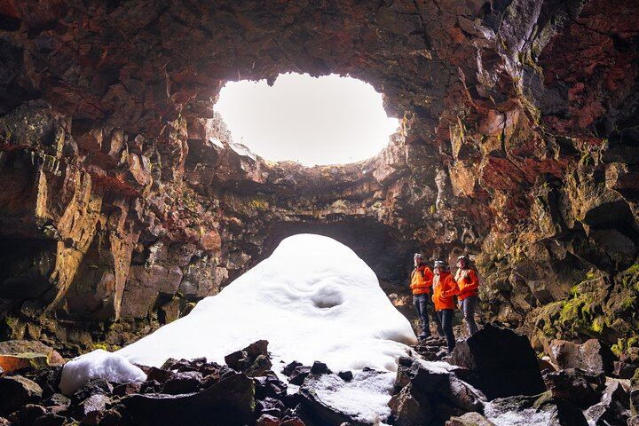 Die Lavagrotte Raufarhólshellir bei Nacht und das Nordlicht von Reykjavík aus (11/11)