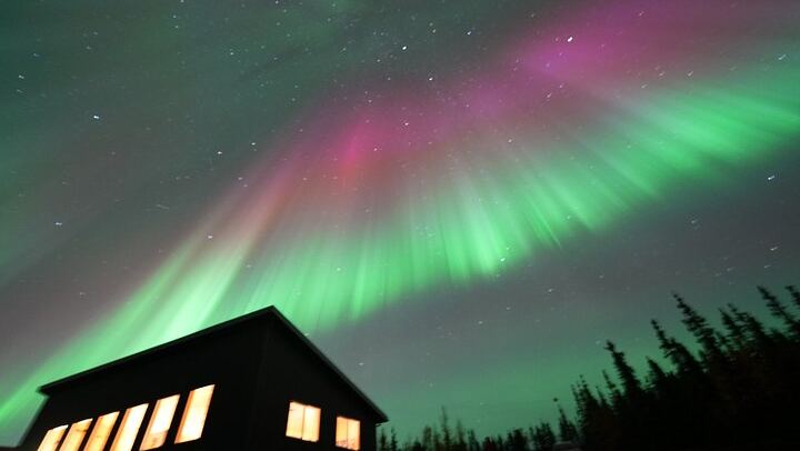 Cabane d'observation des aurores boréales en altitude, près de Fairbanks, offrant une vue à 360 degrés, idéale pour la photographie (2/12)