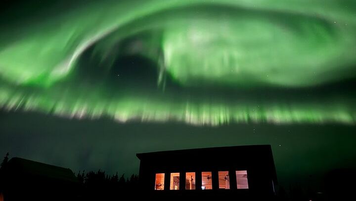 Cabane d'observation des aurores boréales en altitude, près de Fairbanks, offrant une vue à 360 degrés, idéale pour la photographie (1/12)