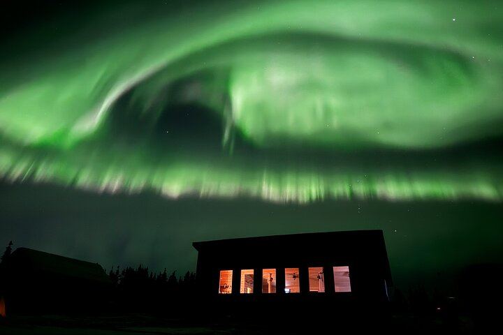 Cabane d'observation des aurores boréales en altitude, près de Fairbanks, offrant une vue à 360 degrés, idéale pour la photographie (1/12)
