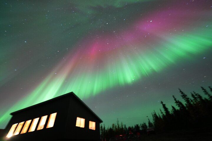 Cabane d'observation des aurores boréales en altitude, près de Fairbanks, offrant une vue à 360 degrés, idéale pour la photographie (2/12)