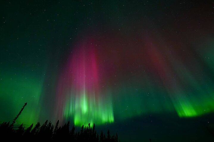 Cabane d'observation des aurores boréales en altitude, près de Fairbanks, offrant une vue à 360 degrés, idéale pour la photographie (11/12)