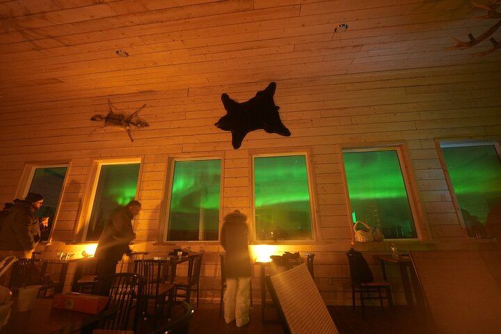 Cabane d'observation des aurores boréales en altitude, près de Fairbanks, offrant une vue à 360 degrés, idéale pour la photographie (5/12)