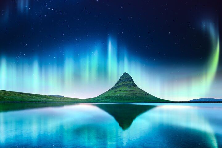 Northern Lights Small Group Tour from Reykjavík with Guide and Photos (1/7)
