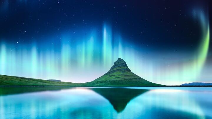 Northern Lights Small Group Tour from Reykjavík with Guide and Photos (1/7)