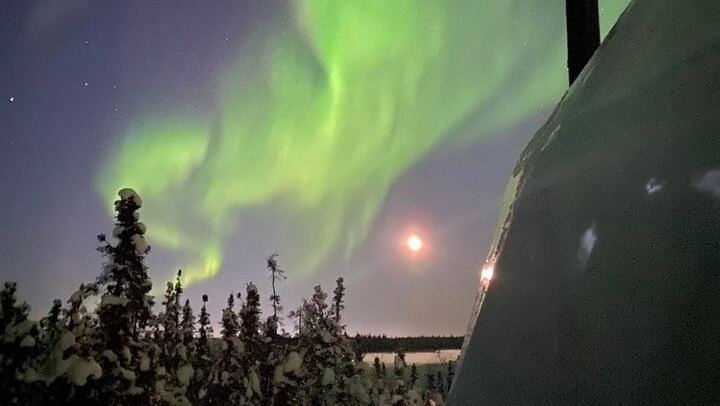 Skydome Aurora Viewing near Yellowknife with Hotel Pickup (1/12)
