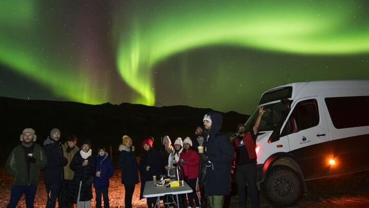Northern Lights 4x4 Tour from Reykjavík with Icelandic Pastries and Cocoa