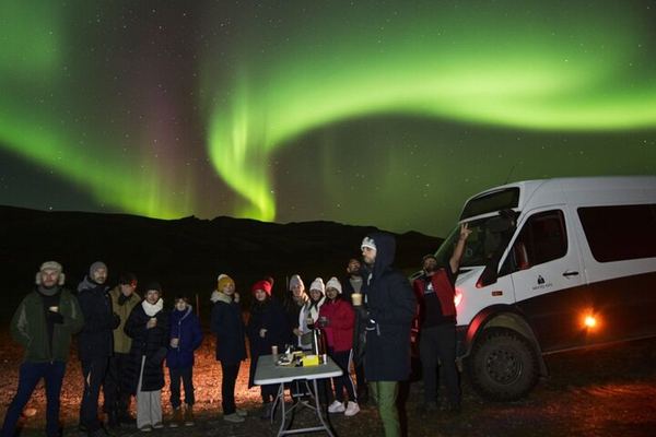 Northern Lights 4x4 Tour from Reykjavík with Icelandic Pastries and Cocoa