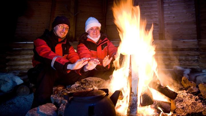 Chasse aux aurores en minibus au départ de Rovaniemi, avec feu de camp, collations et contes populaires lapons (1/9)