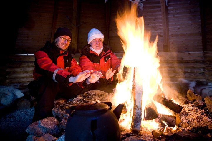 Chasse aux aurores en minibus au départ de Rovaniemi, avec feu de camp, collations et contes populaires lapons (1/9)
