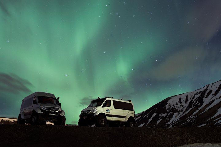 Four Hour Super Jeep Northern Lights Chase from Reykjavík (1/12)