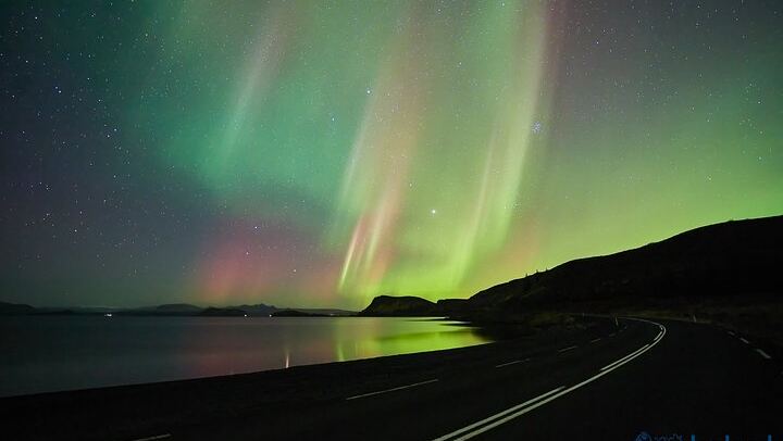 Northern Lights Midnight Adventure by Minibus from Reykjavík (2/6)