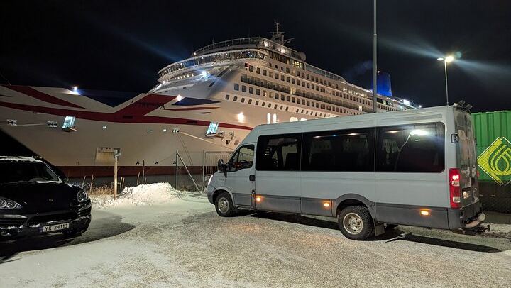 Northern Lights Minibus Chase, Maximum 16 People per Group (1/12)
