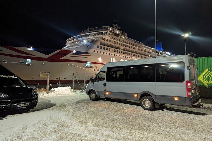 Northern Lights Minibus Chase, Maximum 16 People per Group (1/12)
