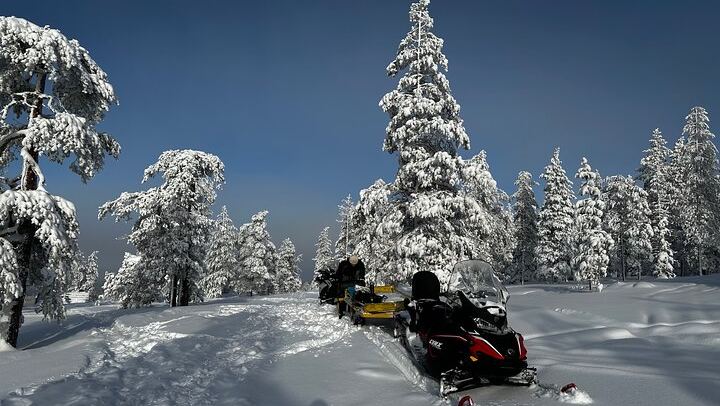 Snowmobile Aurora Hunt to a Lakeside Cottage near Rovaniemi (4/6)