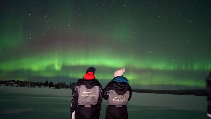 Northern Lights Evening at a Century Old Lakeside Cottage near Rovaniemi (2/6)