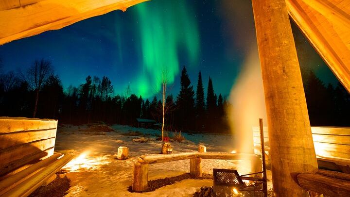 Northern Lights Evening at a Century Old Lakeside Cottage near Rovaniemi (3/6)