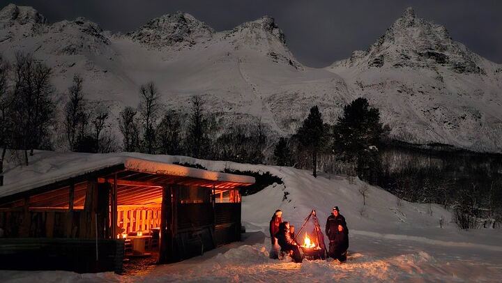 Chasse aux aurores en minibus à Tromsø, avec un guide local et un camp de base privé (2/8)
