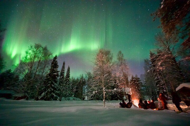 Northern Lights Evening at a Century Old Lakeside Cottage near Rovaniemi (1/6)