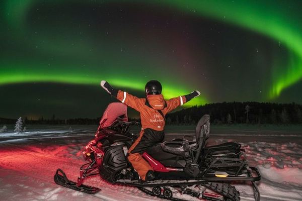 Snowmobile Aurora Hunt to a Lakeside Cottage near Rovaniemi