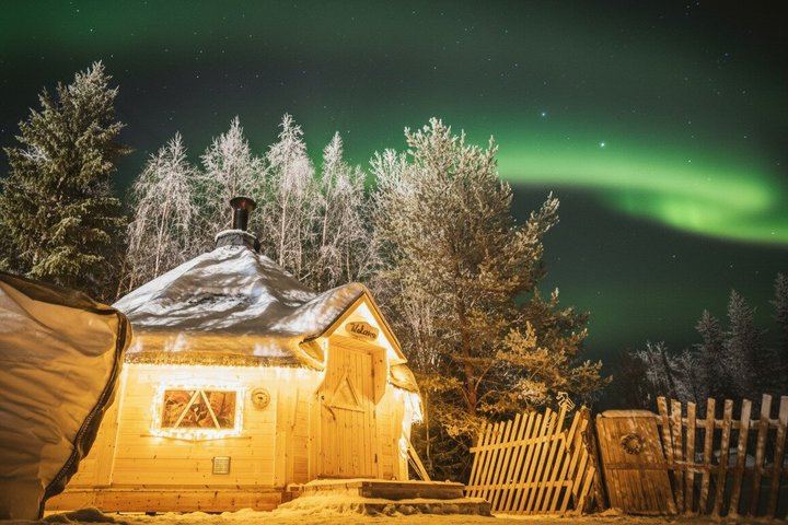 Snowmobile Aurora Hunt to a Lakeside Cottage near Rovaniemi (6/6)