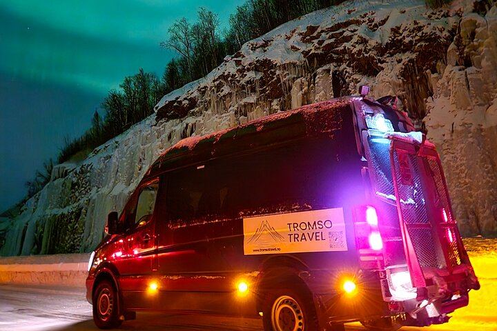 Chasse aux aurores en minibus à Tromsø, avec un guide local et un camp de base privé (8/8)