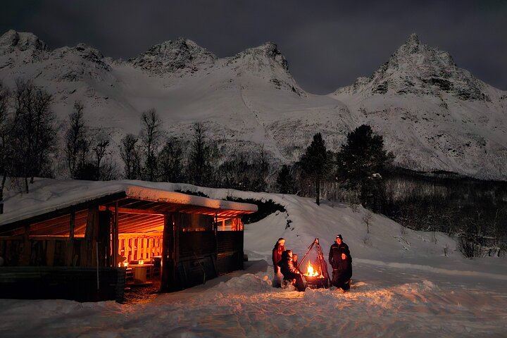 Chasse aux aurores en minibus à Tromsø, avec un guide local et un camp de base privé (2/8)