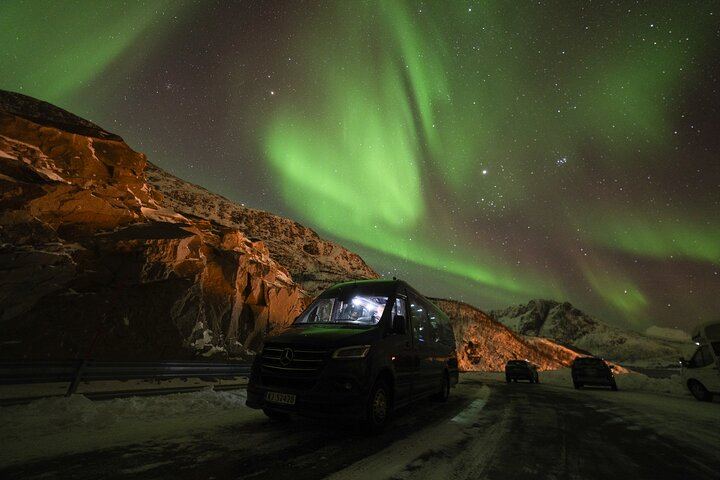 Tromso Northern Lights Minibus Tour with Expert Guides, Max 18 (6/12)