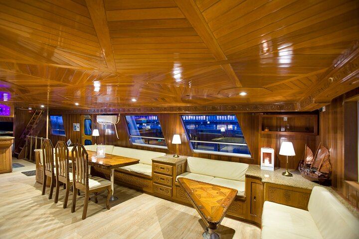 Northern Lights Cruise aboard the Amelia Rose from Reykjavík (10/12)