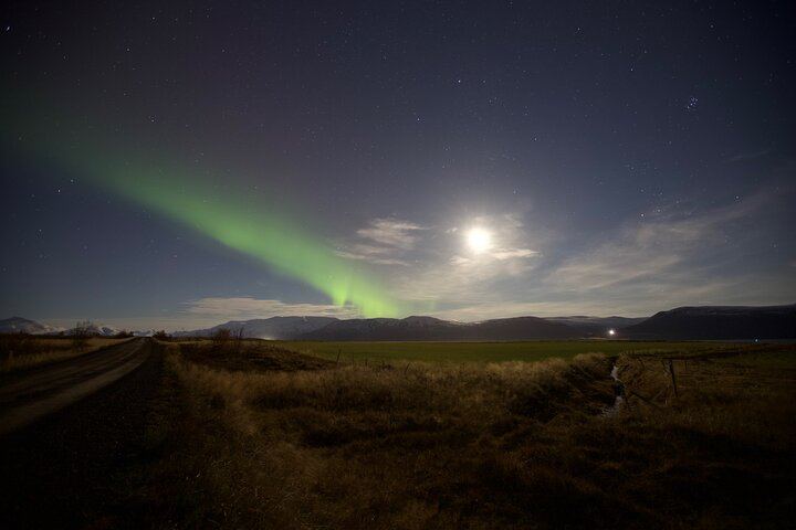Northern Lights Minibus Hunt from Akureyri with a Local Guide (6/7)